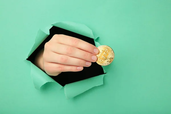 Mano Femminile Con Moneta Bitcoin Punzonatura Attraverso Carta Vista Dall — Foto Stock