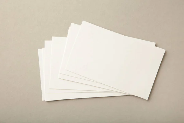 Λευκά Λευκά Επαγγελματικές Κάρτες Γκρι Φόντο Χαρτί Mockup Για Την — Φωτογραφία Αρχείου