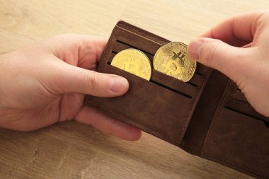 Bitcoin 'i tutan bir iş adamı. Altın bitcoin paralar insanın elinde. Sanal para birimi. Şifreli para birimi. Yeni sanal para. Cüzdanı açık. Üst görünüm