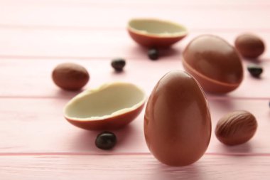 Paskalya kompozisyonu pembe arka planda çikolatalı yumurtalar, metin için boşluk