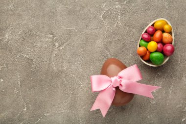 Paskalya kompozisyonu, gri arka planda çikolatalı yumurtalar, metin için boşluk