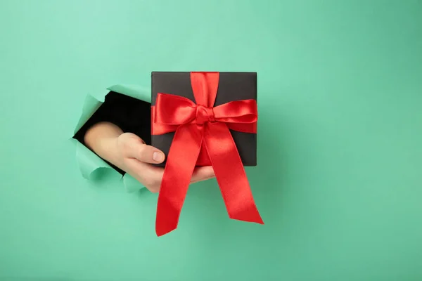 Mano Femenina Con Caja Regalo Perforando Papel Menta Vista Superior — Foto de Stock