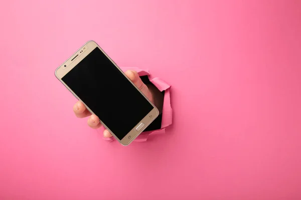 Närbild Kvinnliga Handen Håller Smartphone Med Vit Tom Skärm Som — Stockfoto