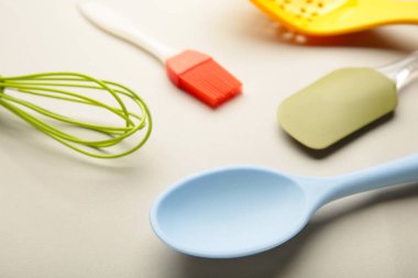 Gri arka plan manzaralı farklı mutfak eşyaları. Yemek pişirme aletleri.