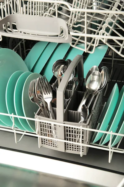 洗碗机上的餐具和餐具 洗碗顶部视图 — 图库照片