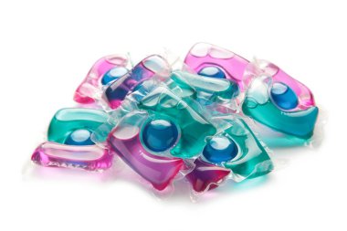 Yıkama kapsülü beyaz arka planda izole edilmiş. Bahar giysileri temizliği. Üst görünüm.