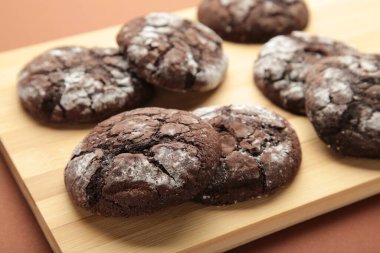 Kesme tahtasında yumuşak çikolatalı browni kurabiyeleri. Üst görünüm
