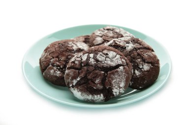 Beyaz arka planda izole edilmiş tabaktaki siyah çikolatalı kurabiyeler. Lezzetli Kurabiye Makro. Üst görünüm