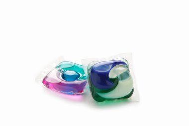 Çamaşır kapsülü deterjan kapsülleri beyaz arka planda izole edilmiş çamaşırları yıkamak için. Üst görünüm