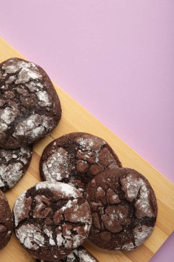 Kesme tahtasında yumuşak çikolatalı browni kurabiyeleri. Üst görünüm