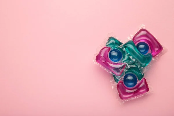 Laundry Capsule Detergent Pods Washing Clothes Pink Background Top View — Stock Photo, Image