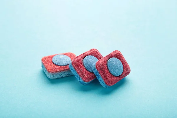 Czerwone Niebieskie Tabletki Zmywarki Naczyń Detergenty Higieny Domu Kapsułki Zmywarki — Zdjęcie stockowe