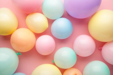 Renkli balonları olan doğum günü arkaplanı, üst görünümü