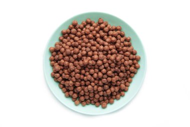 Beyaz arka planda izole edilmiş mavi bir kasede çikolatalı mısır gevreği. Üst görünüm.