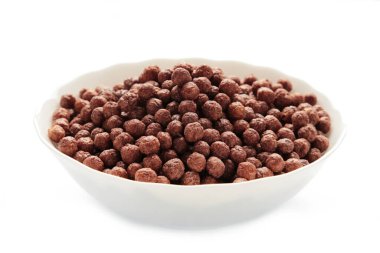 Beyaz arka planda izole edilmiş beyaz bir kasedeki çikolatalı mısır gevreği topları. Üst görünüm.