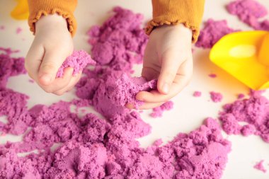 Çocukların yaratıcılığı. Evde çocuk gelişimi için kinetik kum oyunları. Kum terapisi. Çocuk elleri kalıp yapıyor. Üst görünüm