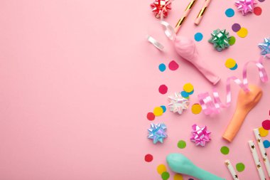 Renkli karnaval ya da parti çerçeveli balonlar, flamalar ve pembe arka planda konfetiler. Mesaj için yer var. Üst görünüm