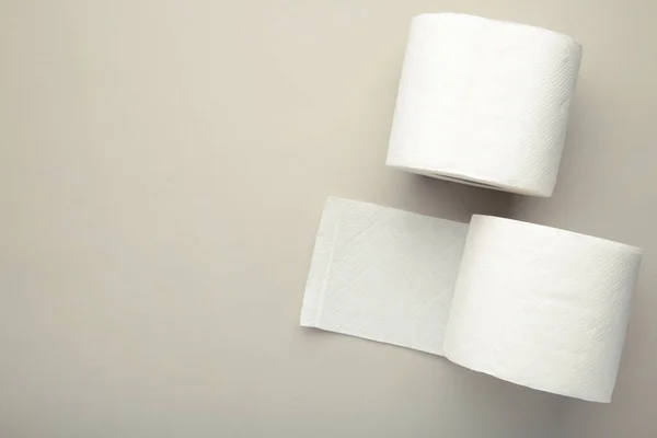 Rol Toiletpapier Grijze Achtergrond Bovenaanzicht Ruimte Voor Tekst — Stockfoto