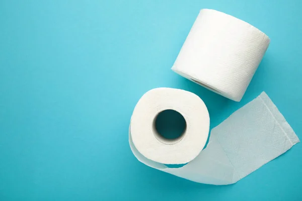 Toilettenpapierrolle Auf Blauem Hintergrund Draufsicht Raum Für Text — Stockfoto