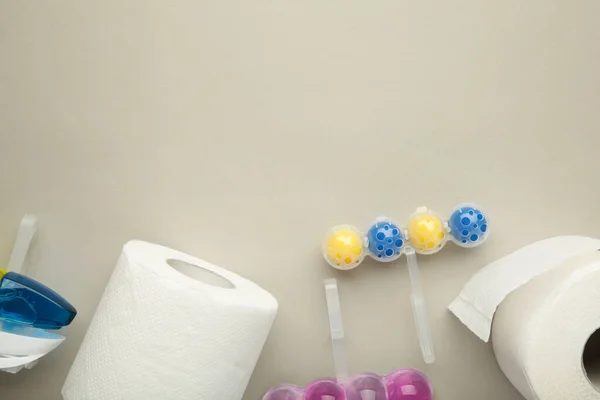 Gri Arka Planda Tuvalet Topları Tuvalet Kağıdı Tuvaleti Temizleme Ferahlatıcı — Stok fotoğraf