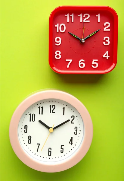 Pink Red Wall Clock Green Background Top View — Foto Stock