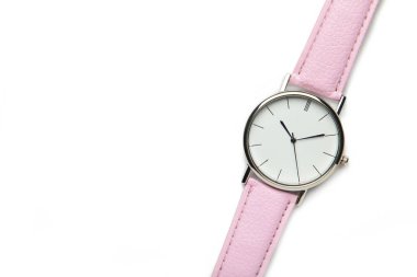 Beyaz arka planda pembe kayışlı bir kol saati. Üst görünüm