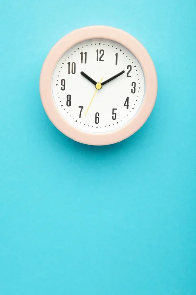 Pink Clock Blue Background Top View Vertical Photo — Fotografie, imagine de stoc