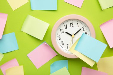 Alarm saati ve yeşil arkaplandaki yazı için yeri olan çıkartmalar. Üst görünüm