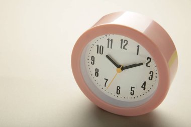 Gri arkaplanda pembe saat. Üst Manzara. Metin için boşluk