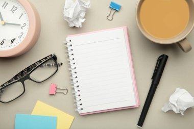 Not defterine yazılmış liste için. Bir fincan kahve ve saatle Grey 'in yapılacaklar listesi olan defter. Üst görünüm