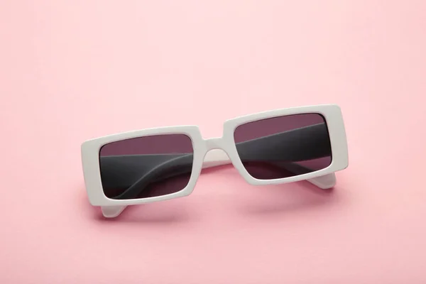 Pembe Pastel Arka Planda Beyaz Güneş Gözlükleri Üst Manzara Düz — Stok fotoğraf