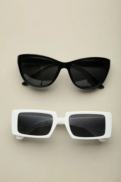 Óculos Sol Brancos Pretos Sobre Fundo Cinza Vista Superior Flat — Fotografia de Stock
