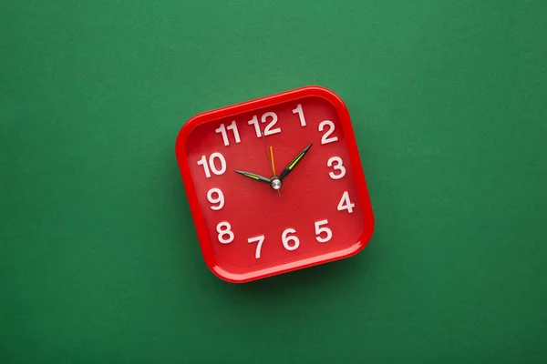 Reloj Pared Rojo Sobre Fondo Verde Vista Superior —  Fotos de Stock