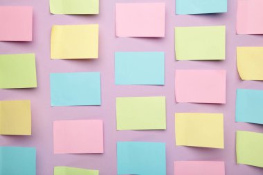 Mor arka planda renkli yapışkan notlar. Üst görünüm