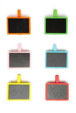 Beyaz arka planda izole edilmiş mandallar üzerindeki boş tahta tebeşir tabağı. Üst görünüm