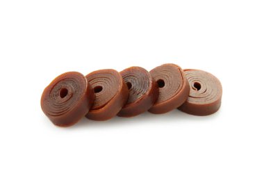 Meyve pasaportu beyaz arka planda izole edilmiş. Ahududu, elma ve frenk üzümünden yapılmış meyveli dürüm. Üst görünüm