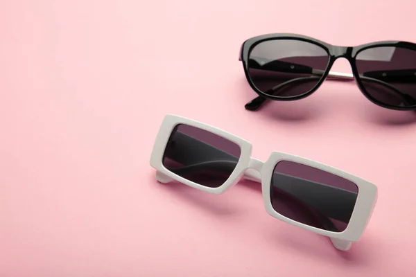 Óculos Sol Brancos Pretos Sobre Fundo Rosa Vista Superior Flat — Fotografia de Stock