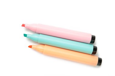 Beyaz arkaplanda izole edilmiş fosforlu kalemleri aç. Üst görünüm