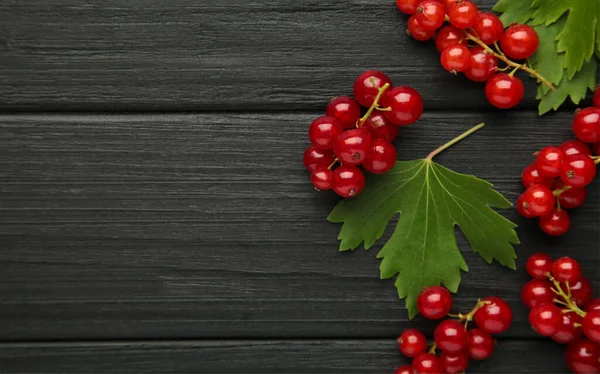 Ripe Red Currant Green Leaves Dark Wooden Background — Stock Photo, Image