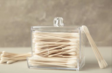 Gri arkaplanda pamuk tomurcukları var. Üst görünüm