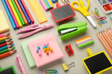 Işık arkaplan üzerinde farklı kırtasiye, metin için boşluk ile düz uzanma.