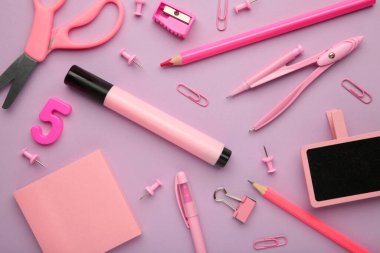 Mor arka planda mor okul malzemeleri. Okul konseptine geri dönelim. Üst görünüm.