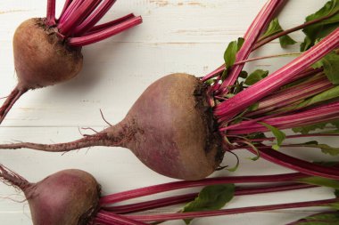 Beyaz arka planda yeşil yapraklı kırmızı pancar. Üst görünüm.