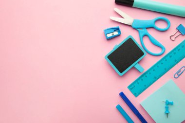 Pembe arkaplan üzerinde farklı kırtasiye, metin için boş alan ile düz uzanma.