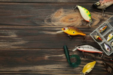 Nikolaev, Ukrayna - 08 Temmuz 2022: Renkli balık yemi, sallanan, dönen, kahverengi ahşap masa üzerinde farklı balık yemi Üst Manzara.