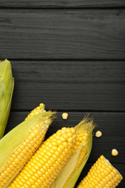 Fresh Corn Cobs Black Wooden Background Top View — ストック写真