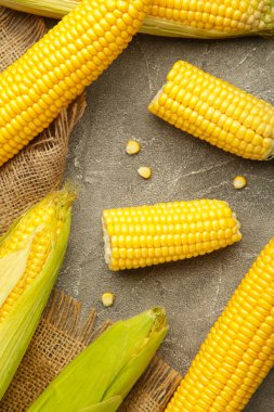 Kırsal ahşap arka plandaki koçanlarda taze mısır. Üst görünüm