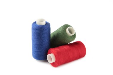 Beyaz arkaplanda izole edilmiş renk dikiş iplikleri, üst görünüm