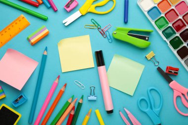 Mavi arkaplanda farklı kırtasiye, metin için boşluk ile düz uzanma.