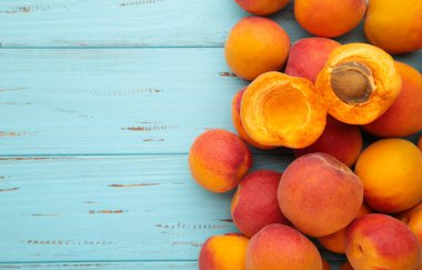 Eski mavi arka planda taze kayısılar. Üst görünüm